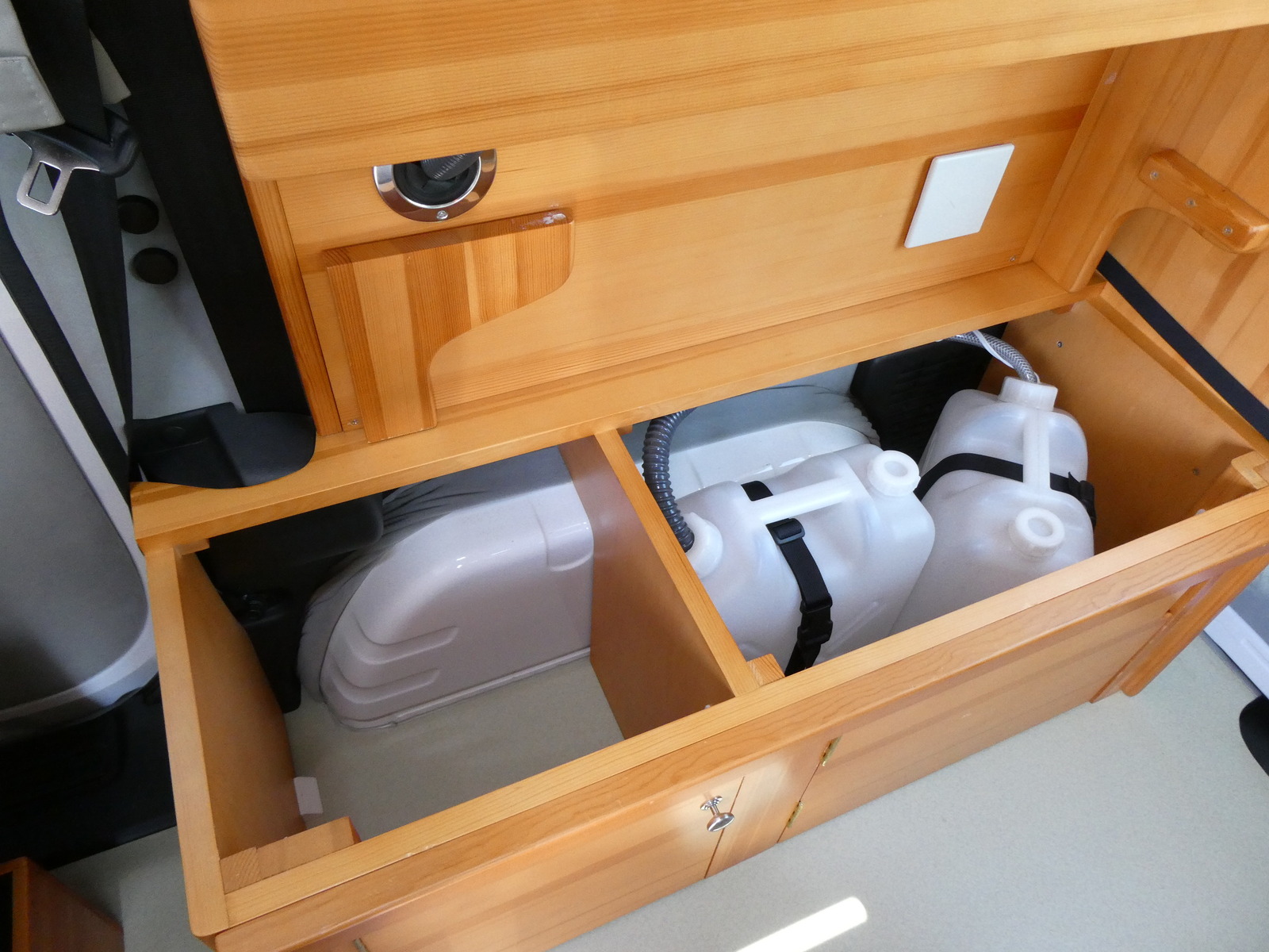 キャンピングカー バンコン ﾀｺｽ　ｼﾞｬｯｸ　FF新品取り付け済み