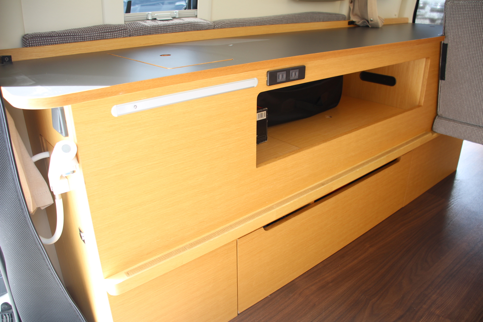 キャンピングカー バンコン ﾊｲｴｰｽ ﾄｲｽﾞﾎﾞｯｸｽ540ｸﾞﾗﾝﾃﾞ 4WD