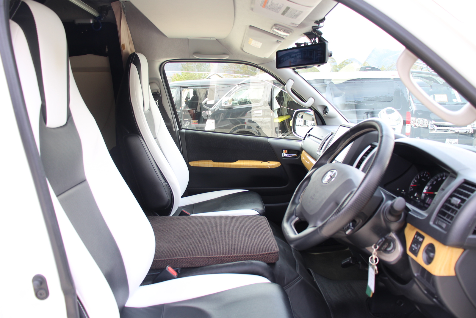 キャンピングカー バンコン ﾊｲｴｰｽ ﾄｲｽﾞﾎﾞｯｸｽ540ｸﾞﾗﾝﾃﾞ 4WD