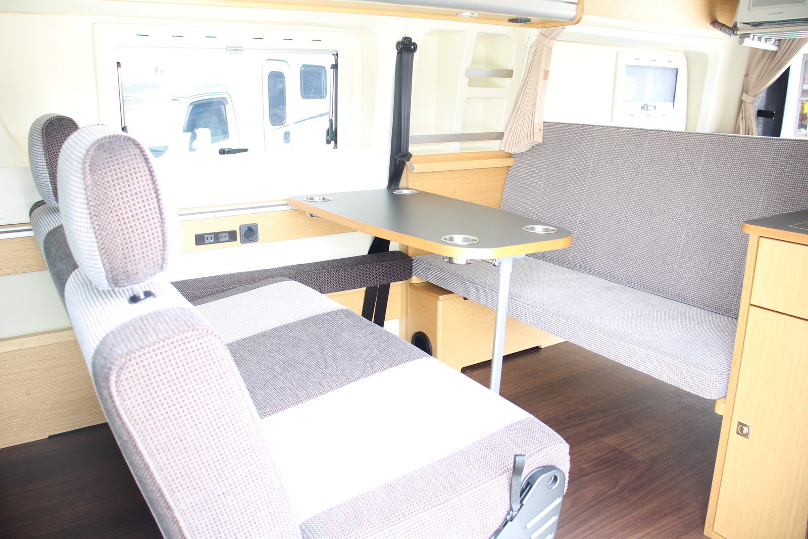 キャンピングカー バンコン ﾊｲｴｰｽ ﾄｲｽﾞﾎﾞｯｸｽ540ｸﾞﾗﾝﾃﾞ 4WD