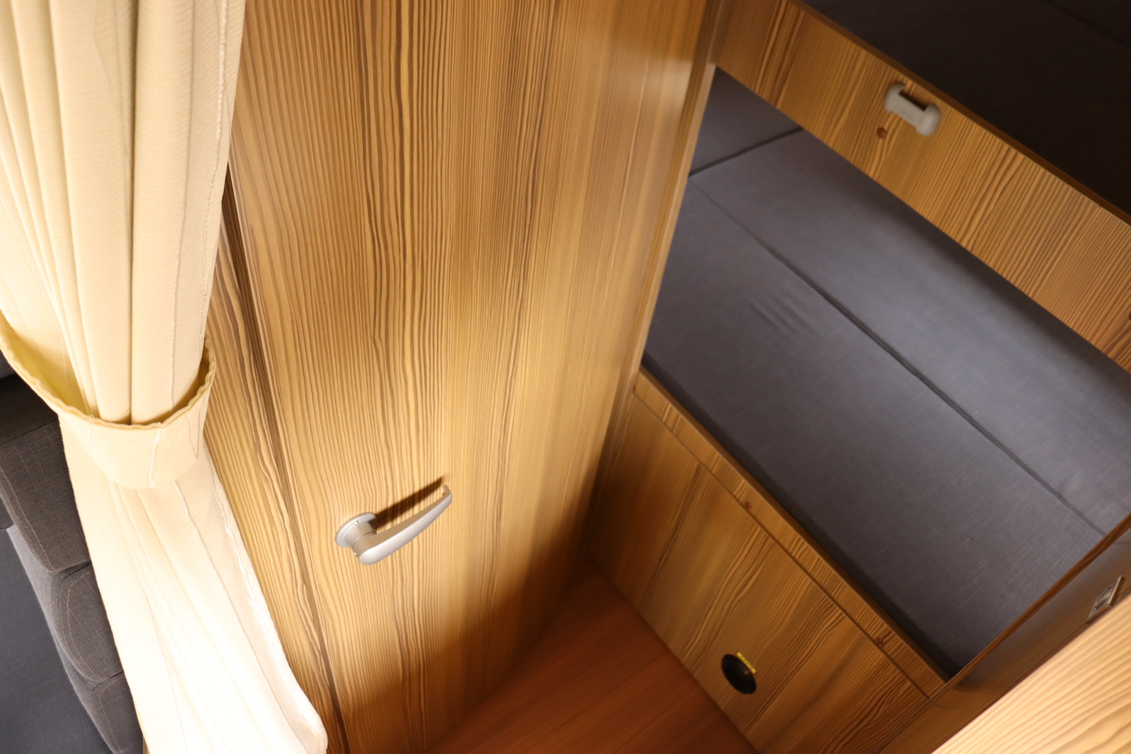 キャンピングカー キャブコン ｶﾑﾛｰﾄﾞ ﾊﾞﾝﾃｯｸｼﾞﾙ520 家庭用ｴｱｺﾝ4WD