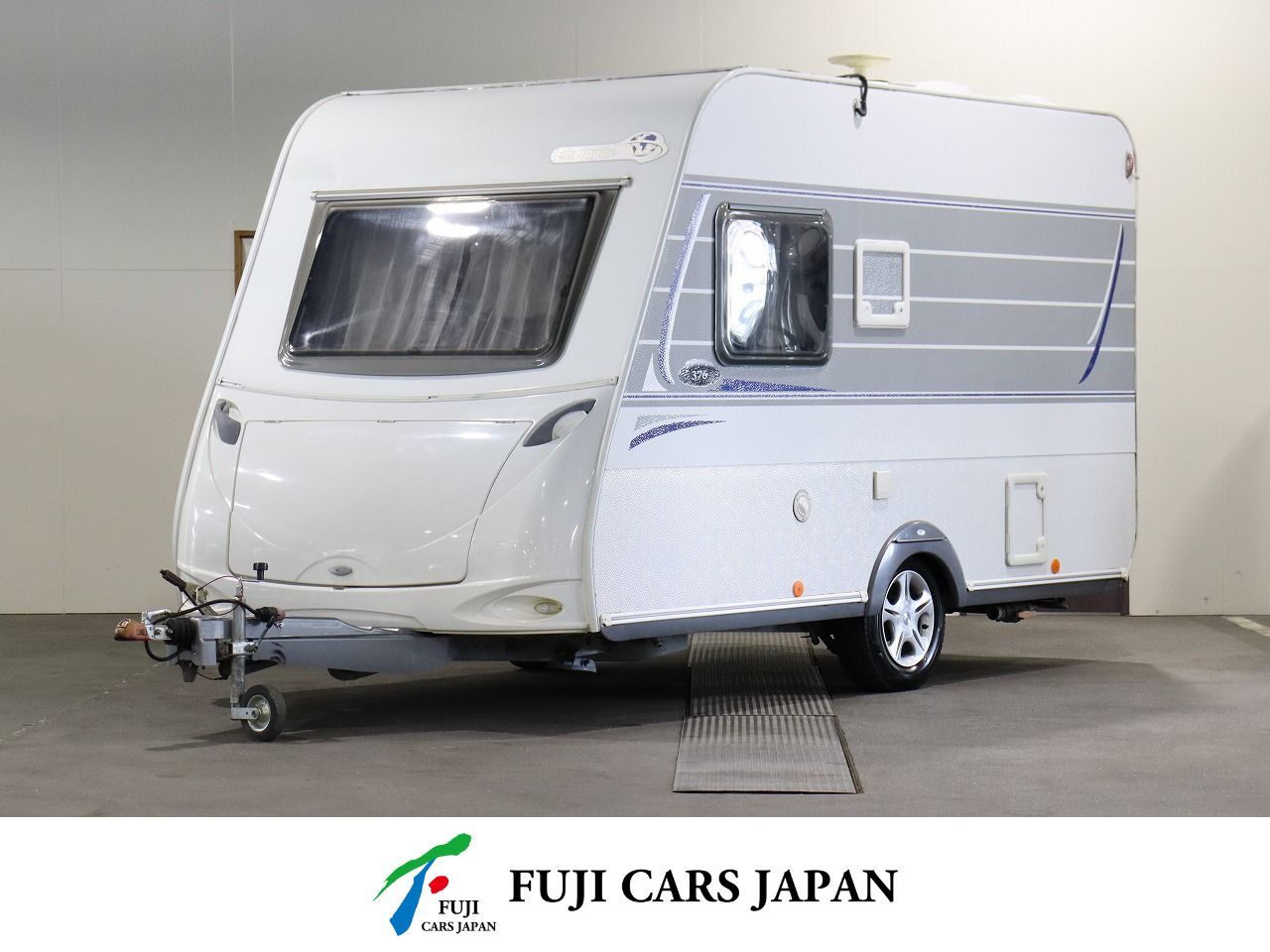 キャンピングカー トレーラー トリガノ エメロード376　FF　窓用AC　牽引免許不要