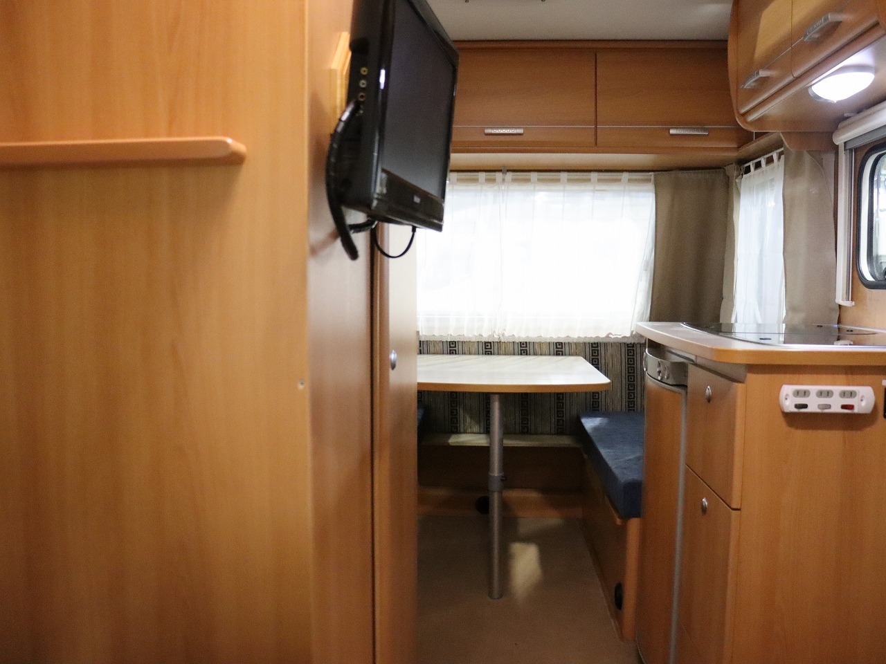 キャンピングカー トレーラー ﾄﾘｶﾞﾉ ｴﾒﾛｰﾄﾞ376　FF　窓用AC　牽引免許不要