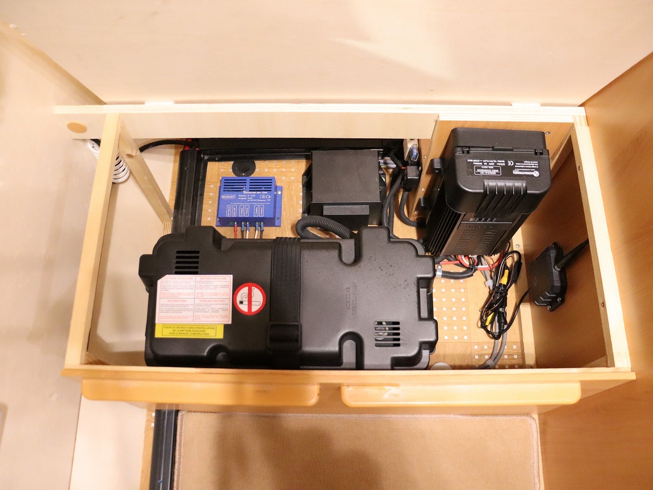 キャンピングカー トレーラー ﾄﾘｶﾞﾉ ｴﾒﾛｰﾄﾞ376　FF　窓用AC　牽引免許不要