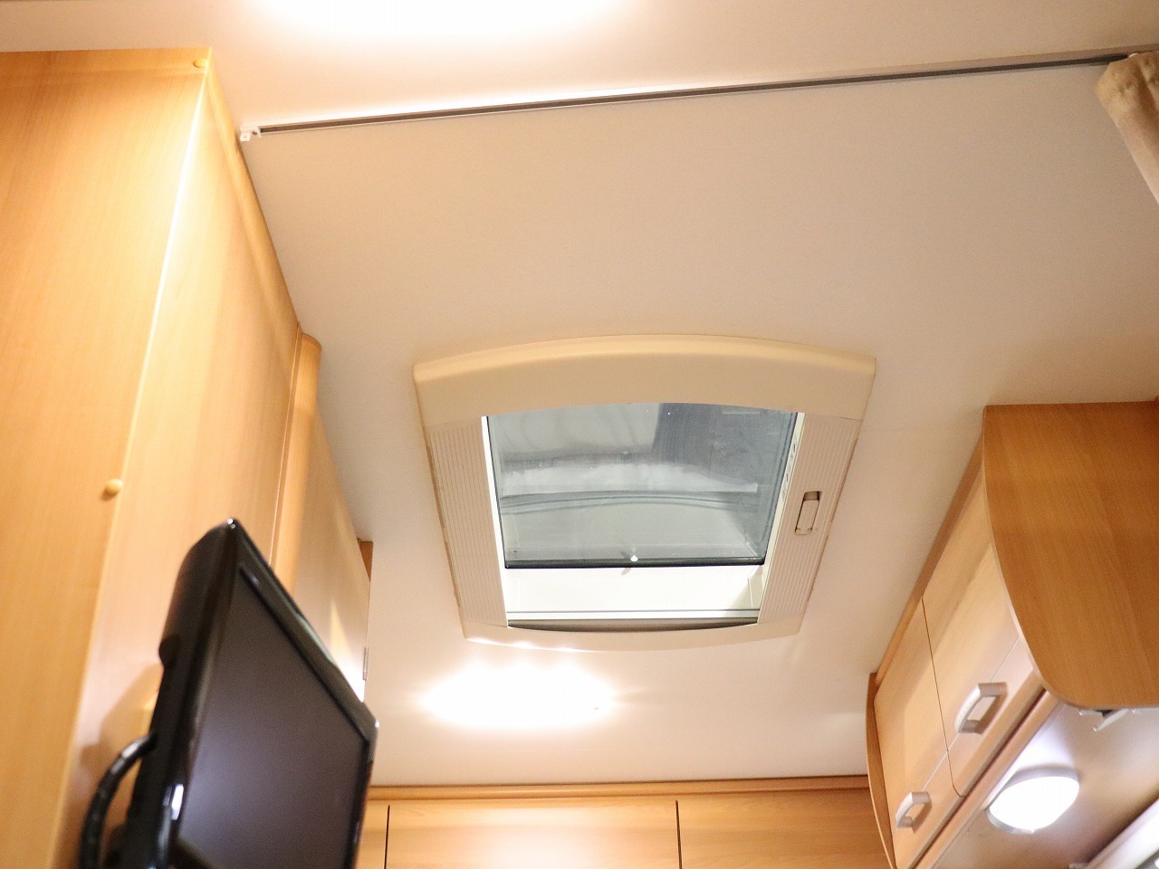 キャンピングカー トレーラー ﾄﾘｶﾞﾉ ｴﾒﾛｰﾄﾞ376　FF　窓用AC　牽引免許不要