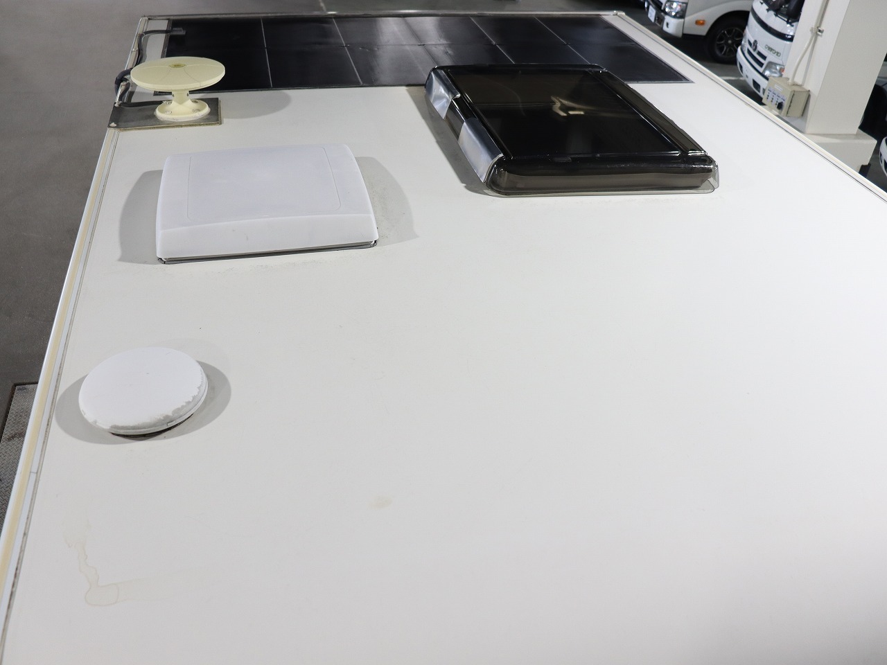 キャンピングカー トレーラー ﾄﾘｶﾞﾉ ｴﾒﾛｰﾄﾞ376　FF　窓用AC　牽引免許不要