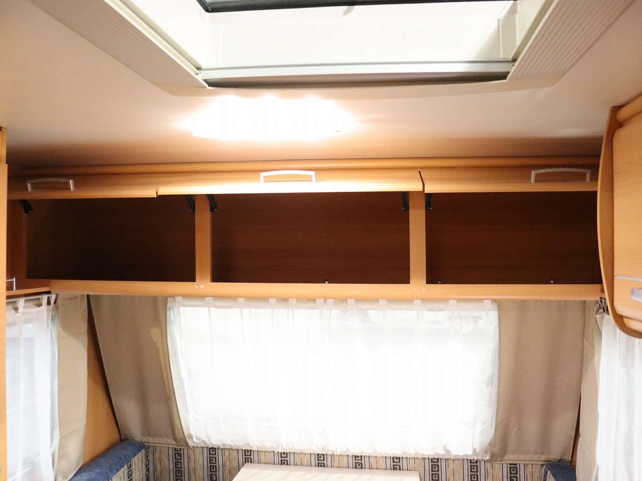 キャンピングカー トレーラー ﾄﾘｶﾞﾉ ｴﾒﾛｰﾄﾞ376　FF　窓用AC　牽引免許不要