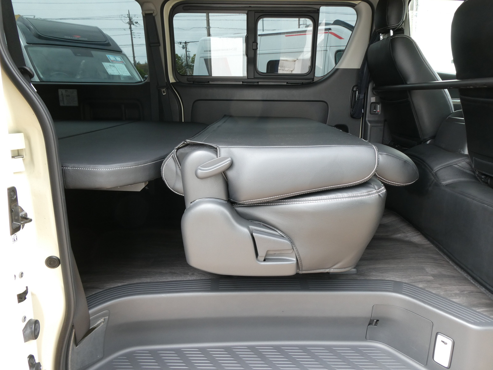 キャンピングカー バンコン ﾊｲｴｰｽ　GL　ﾌﾚｯｸｽ製　ﾍﾞｯﾄﾞｷｯﾄﾞ