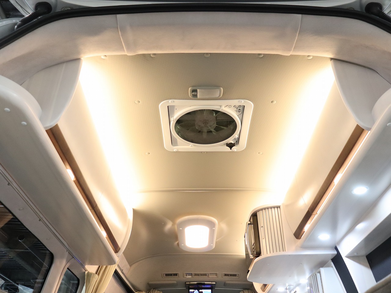 キャンピングカー バンコン ﾊｲｴｰｽ ｺﾝﾊﾟｽﾄﾞﾙｸP-COOL 4WD　FF