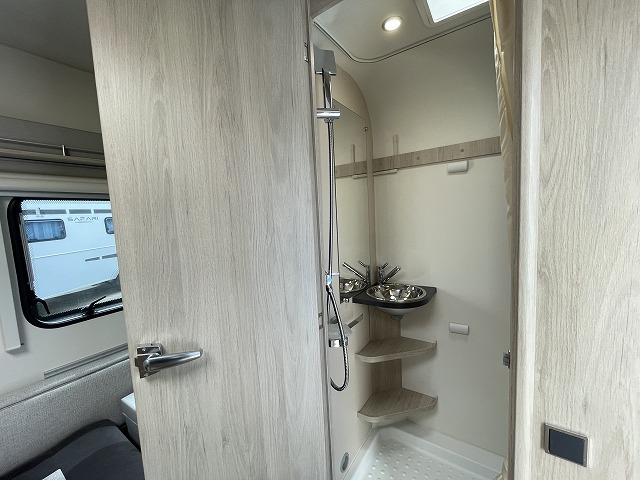 キャンピングカー トレーラー ﾄﾘｶﾞﾉ ｴﾒﾛｰﾄﾞ406VP