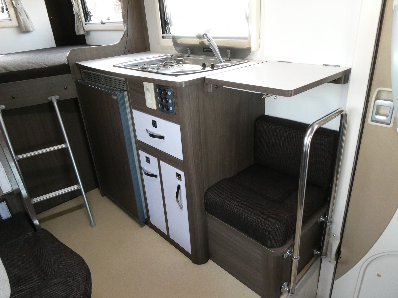 キャンピングカー キャブコン ﾅｯﾂRV　ｸﾚｱ　5.3X　ｴﾎﾞﾘｭｰｼｮﾝ　家AC　FF