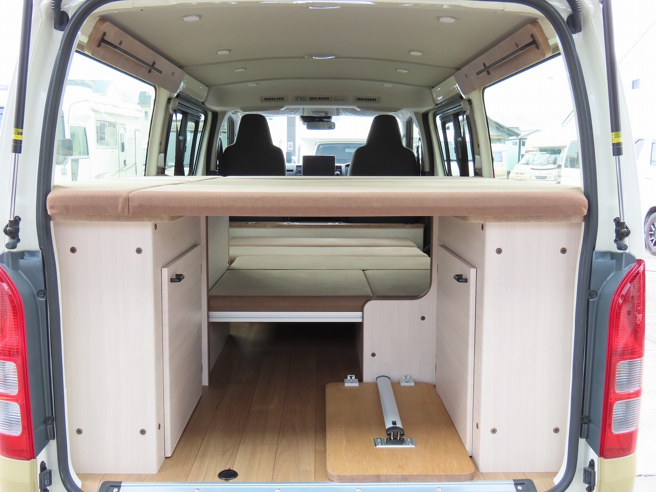 キャンピングカー バンコン ﾊｲｴｰｽ ｷｬﾙｽﾞﾓｰﾀｰ ｶﾘｶ ﾘﾄﾘｰﾄ