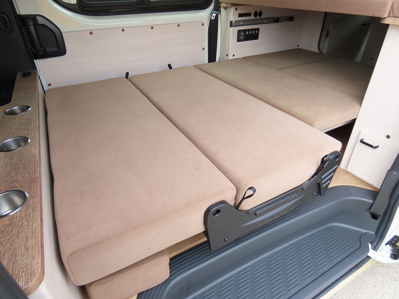 キャンピングカー バンコン ﾊｲｴｰｽ ｷｬﾙｽﾞﾓｰﾀｰ ｶﾘｶ ﾘﾄﾘｰﾄ