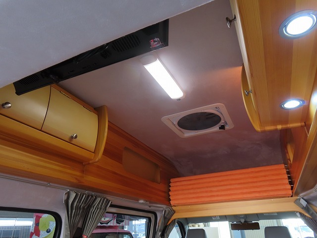 キャンピングカー バンコン ﾀｳﾝｴｰｽ ﾀｺｽ ﾊﾅ　出窓　ﾏｯｸｽﾌｧﾝ