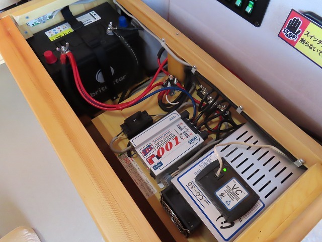 キャンピングカー バンコン ﾀｳﾝｴｰｽ ﾀｺｽ ﾊﾅ　出窓　ﾏｯｸｽﾌｧﾝ