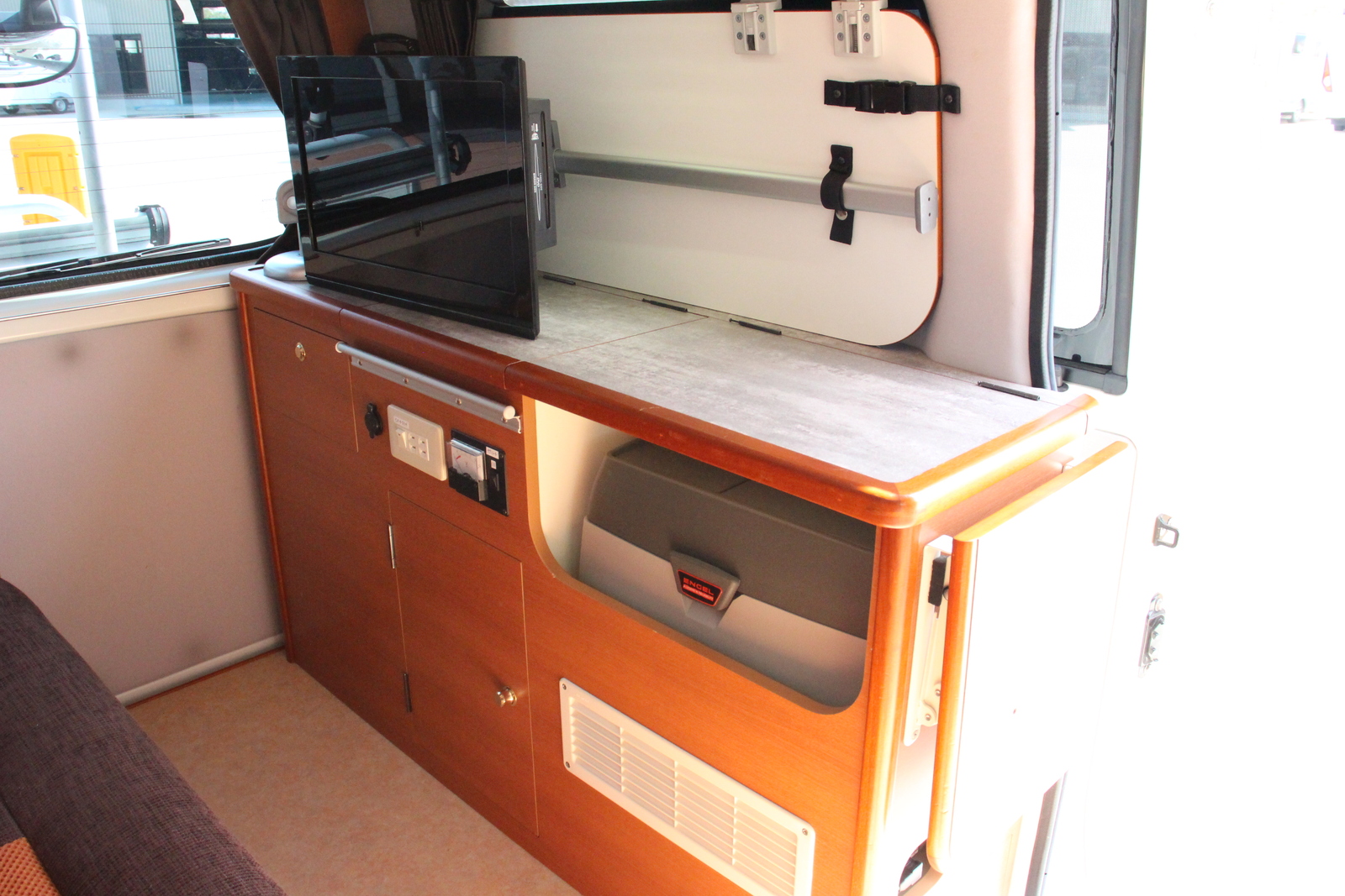 キャンピングカー バンコン ﾀｳﾝｴｰｽ ｷｬﾝﾋﾟﾝｸﾞｶｰ広島 ﾋﾟｺ