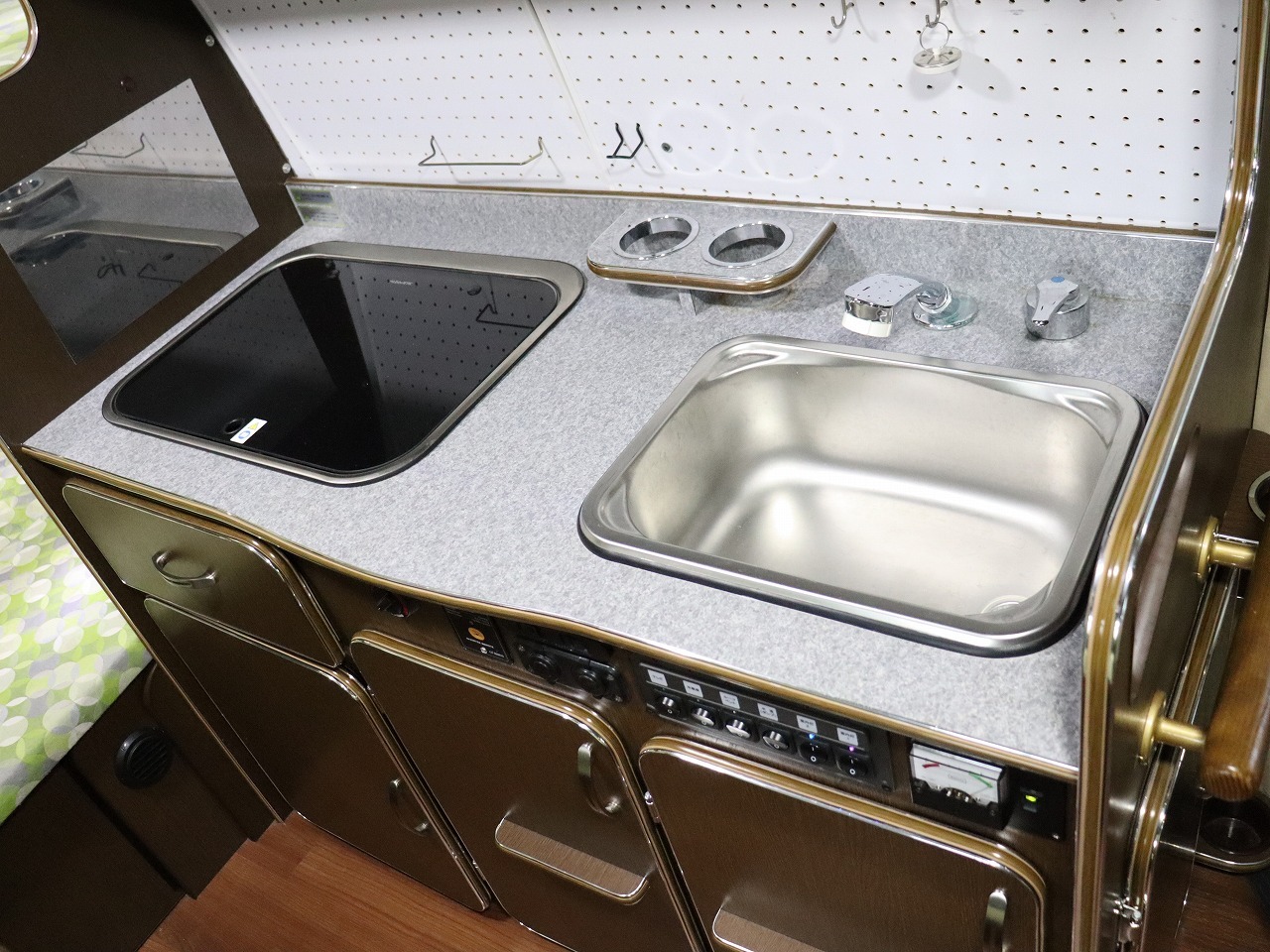 キャンピングカー バンコン ﾊｲｴｰｽ ｱﾙﾍﾟｼﾞｵ ﾘﾗｯｸｽ 4WD　FF