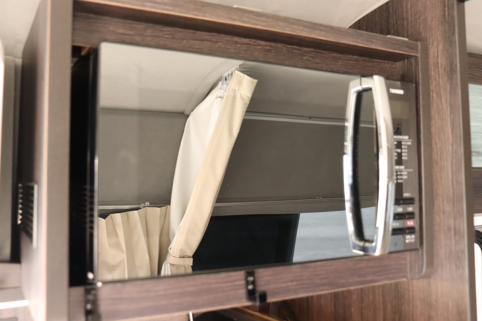 キャンピングカー バンコン ﾊｲｴｰｽ ｷｬﾝﾊﾟｰ鹿児島 ﾚﾑﾌｫﾚｽﾄ 4WD