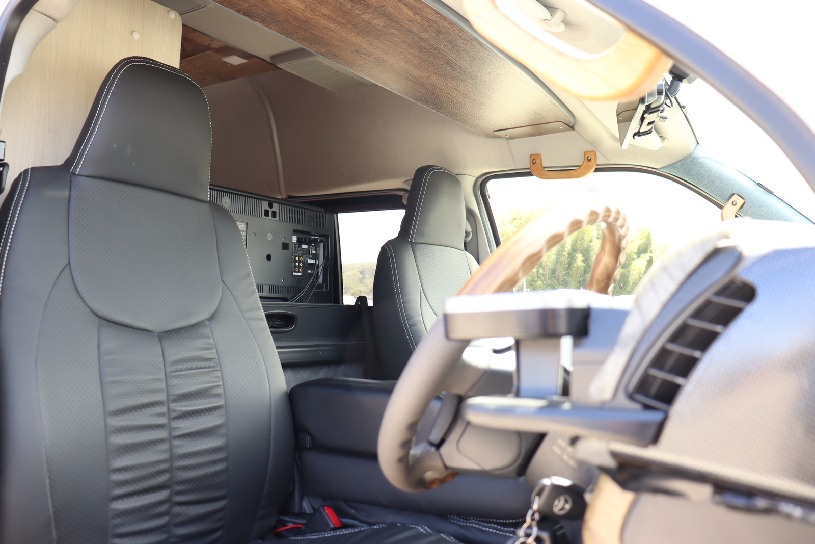 キャンピングカー バンコン ﾊｲｴｰｽ ｴﾑｽﾞｱｰﾄ製　DC冷蔵庫