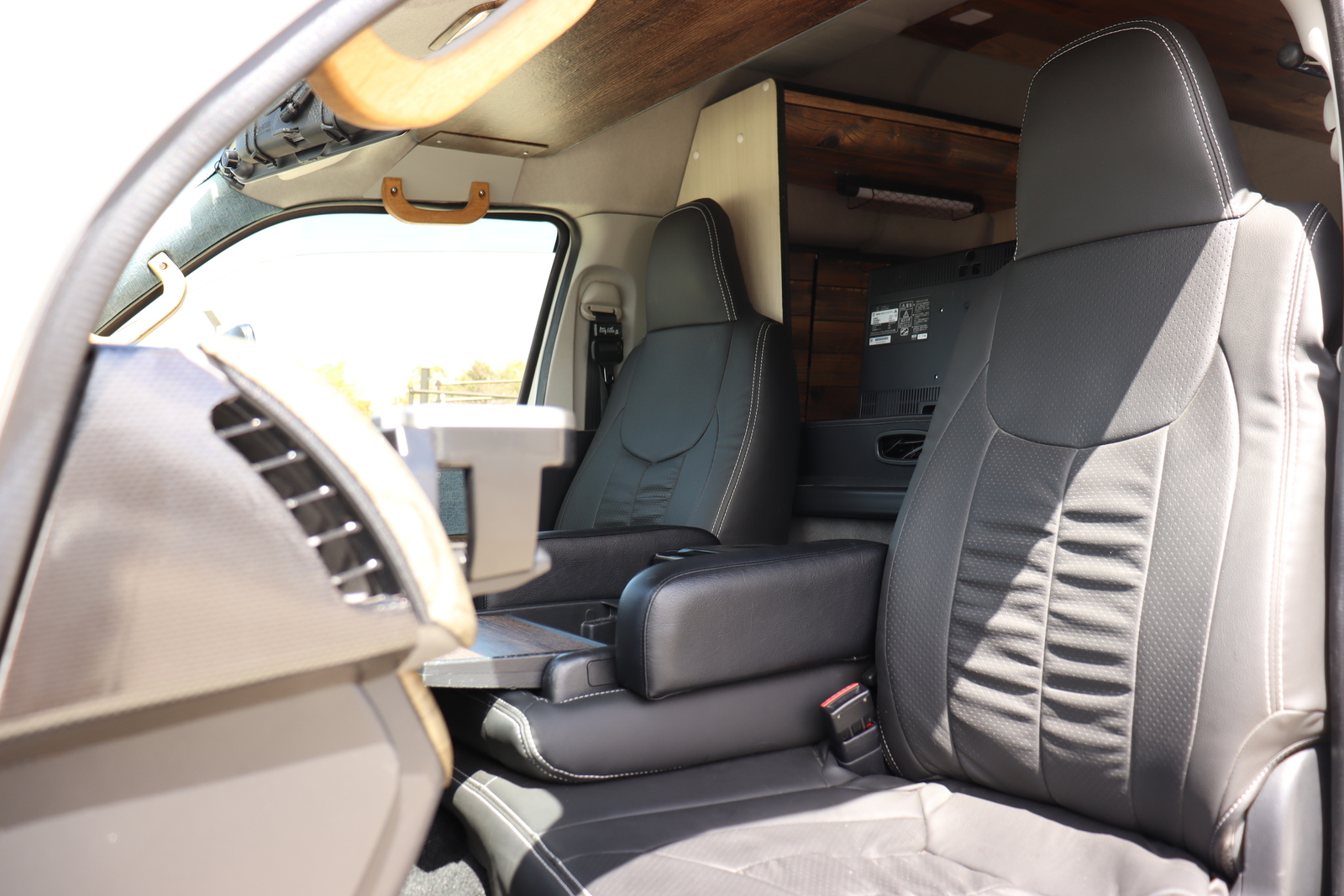 キャンピングカー バンコン ﾊｲｴｰｽ ｴﾑｽﾞｱｰﾄ製　DC冷蔵庫