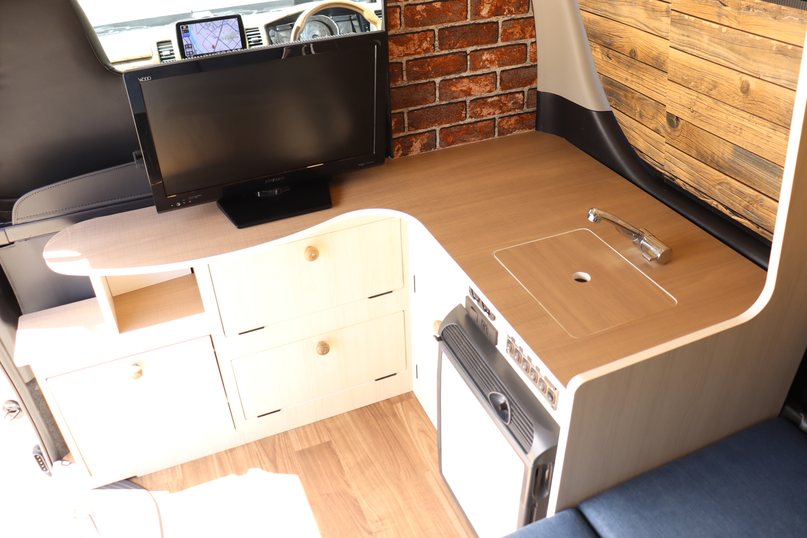 キャンピングカー バンコン ﾊｲｴｰｽ ｴﾑｽﾞｱｰﾄ製　DC冷蔵庫