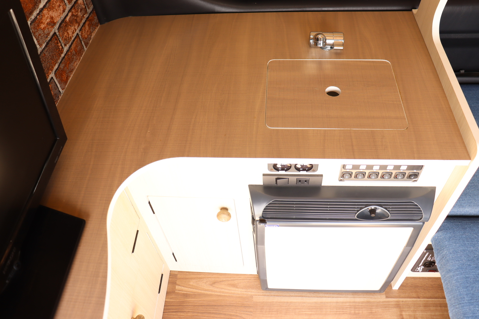 キャンピングカー バンコン ﾊｲｴｰｽ ｴﾑｽﾞｱｰﾄ製　DC冷蔵庫