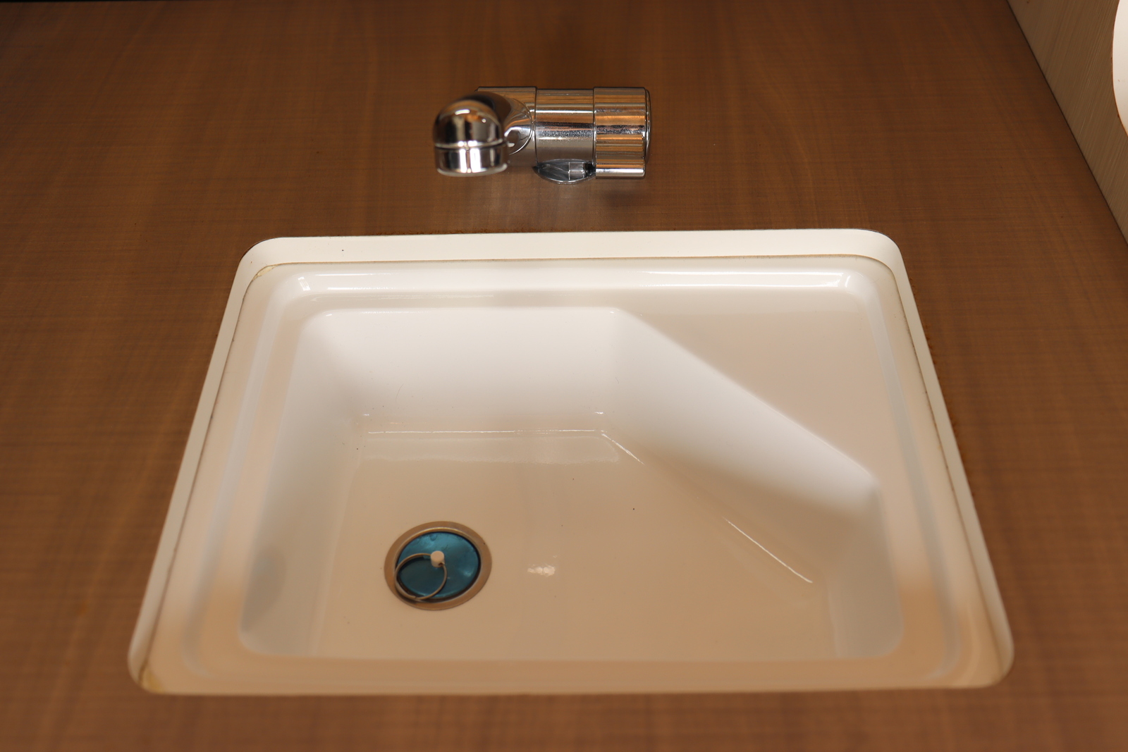 キャンピングカー バンコン ﾊｲｴｰｽ ｴﾑｽﾞｱｰﾄ製　DC冷蔵庫