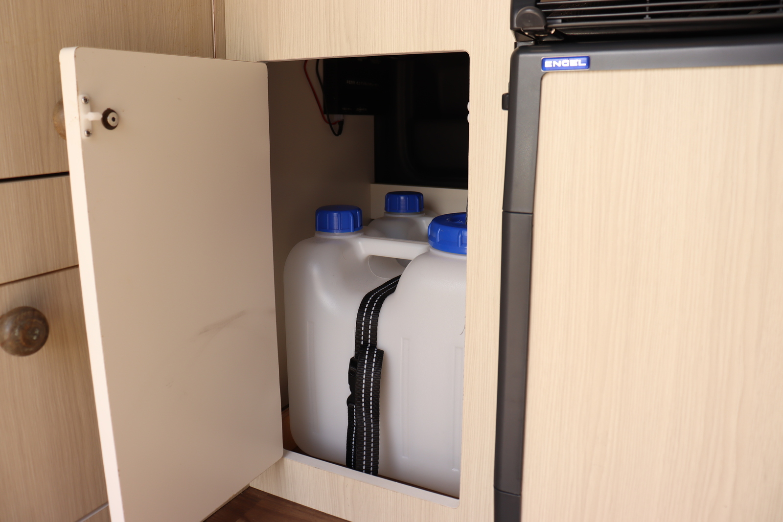 キャンピングカー バンコン ﾊｲｴｰｽ ｴﾑｽﾞｱｰﾄ製　DC冷蔵庫