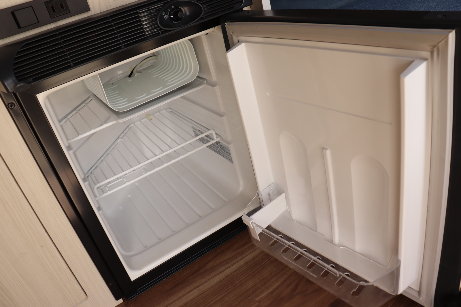 キャンピングカー バンコン ﾊｲｴｰｽ ｴﾑｽﾞｱｰﾄ製　DC冷蔵庫