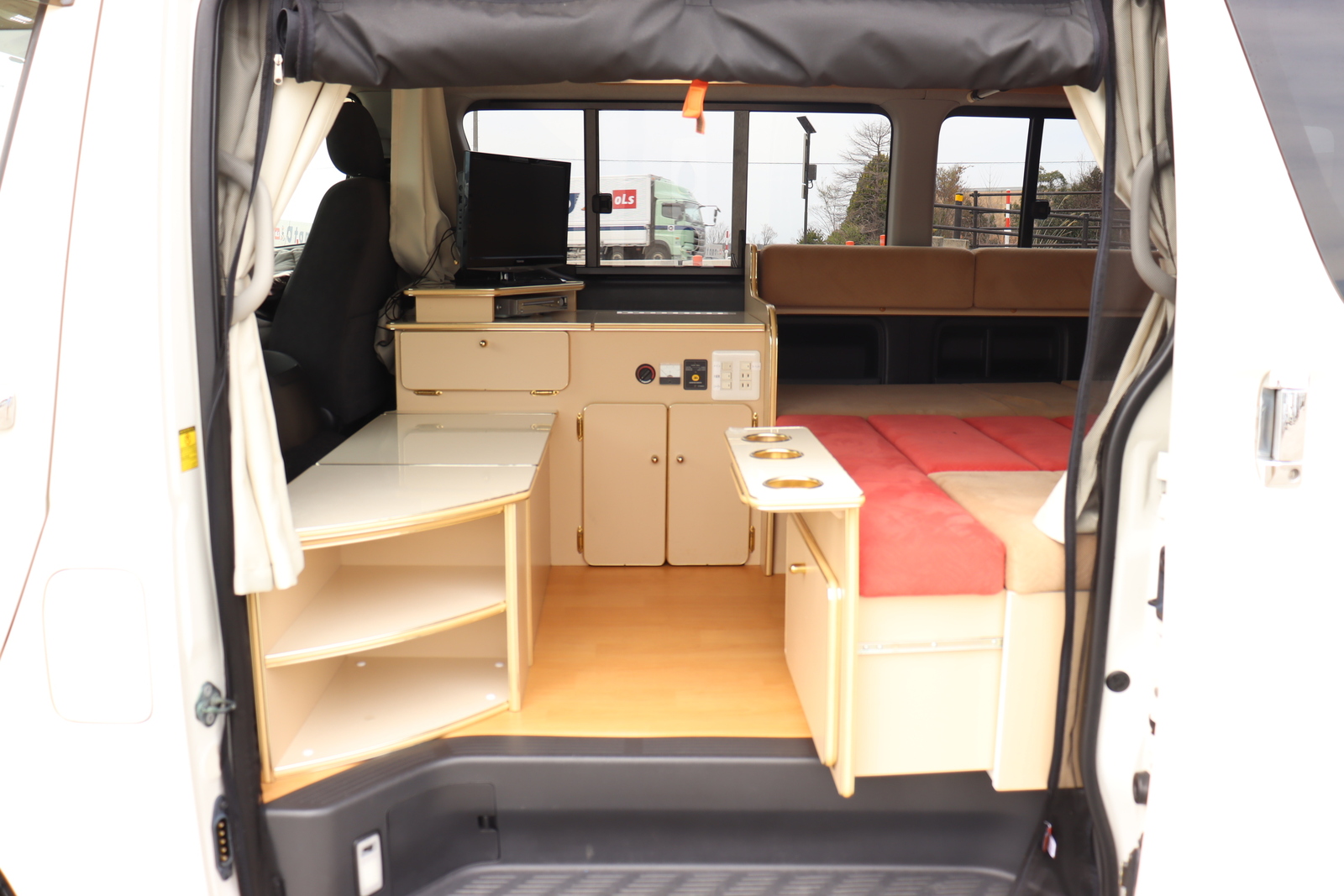 キャンピングカー バンコン ﾊｲｴｰｽ かｰいんてりあ高橋 ﾘﾗｯｸｽﾜｺﾞﾝ 4WD