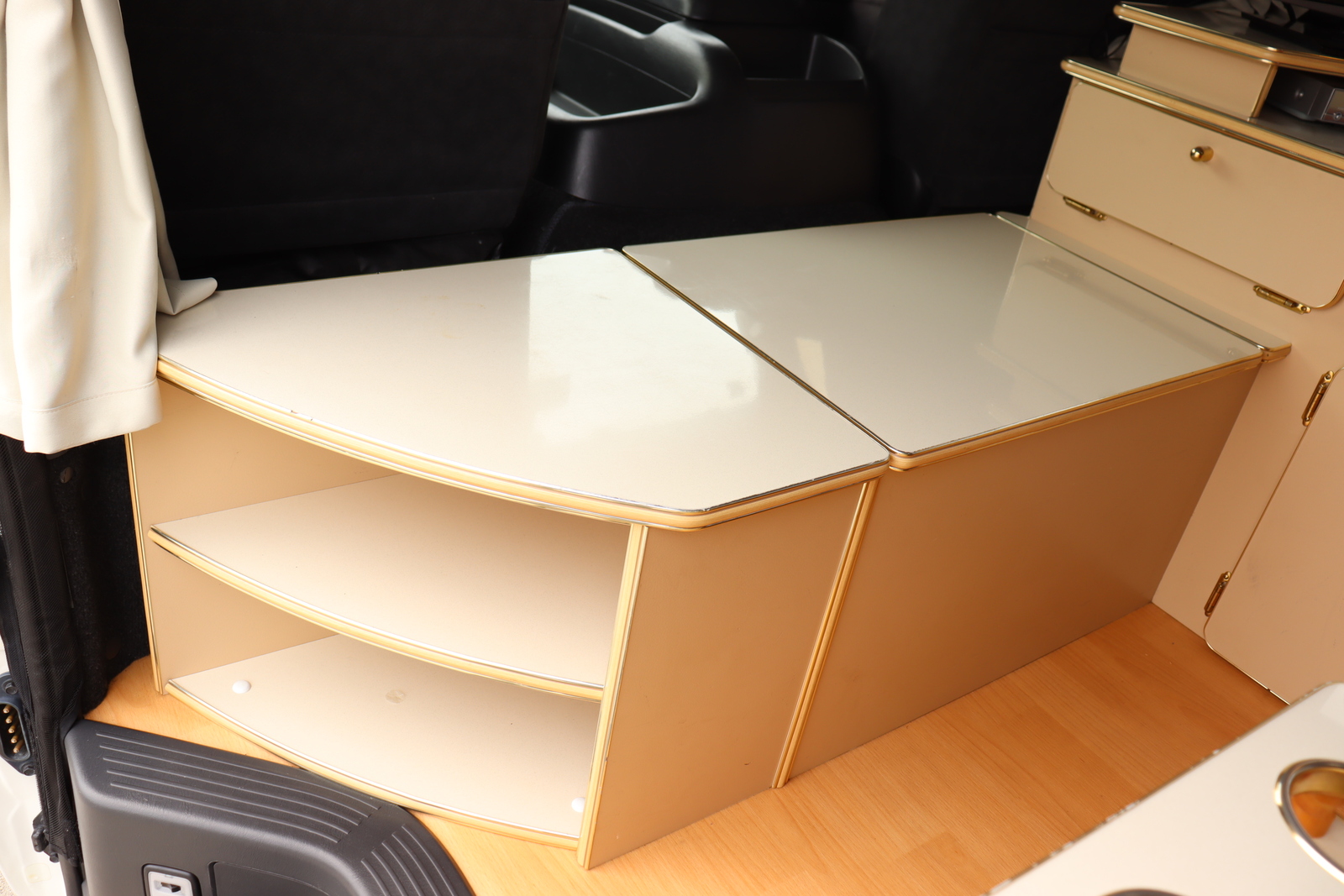 キャンピングカー バンコン ﾊｲｴｰｽ かｰいんてりあ高橋 ﾘﾗｯｸｽﾜｺﾞﾝ 4WD