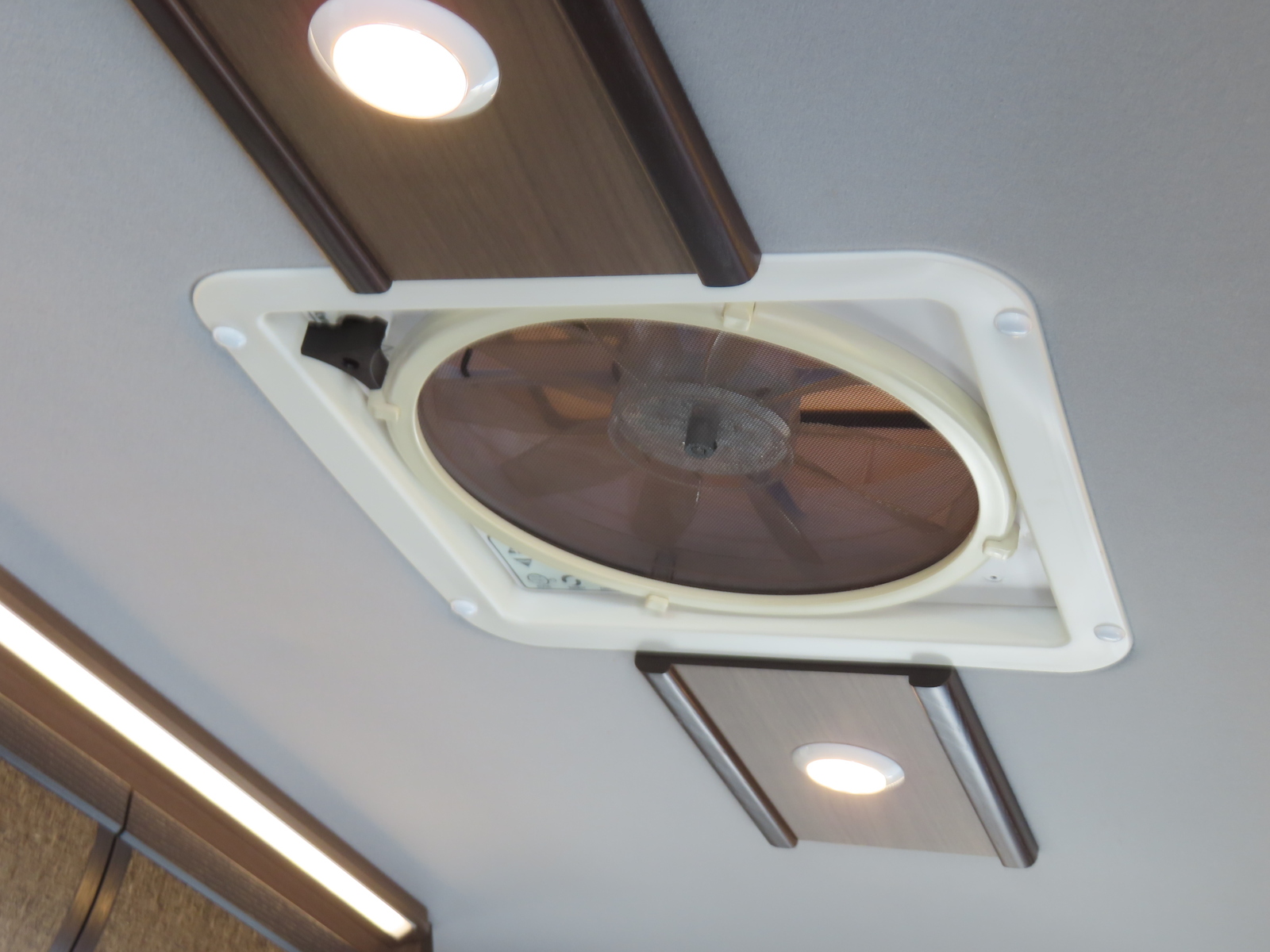 キャンピングカー バンコン ﾚｸﾋﾞｨ ﾊｲｴｰｽﾌﾟﾗｽ 4WD　FFﾋｰﾀｰ