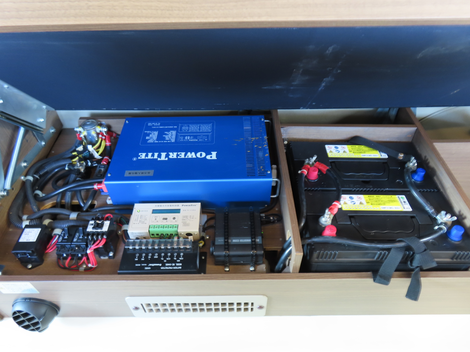 キャンピングカー バンコン ﾚｸﾋﾞｨ ﾊｲｴｰｽﾌﾟﾗｽ 4WD　FFﾋｰﾀｰ