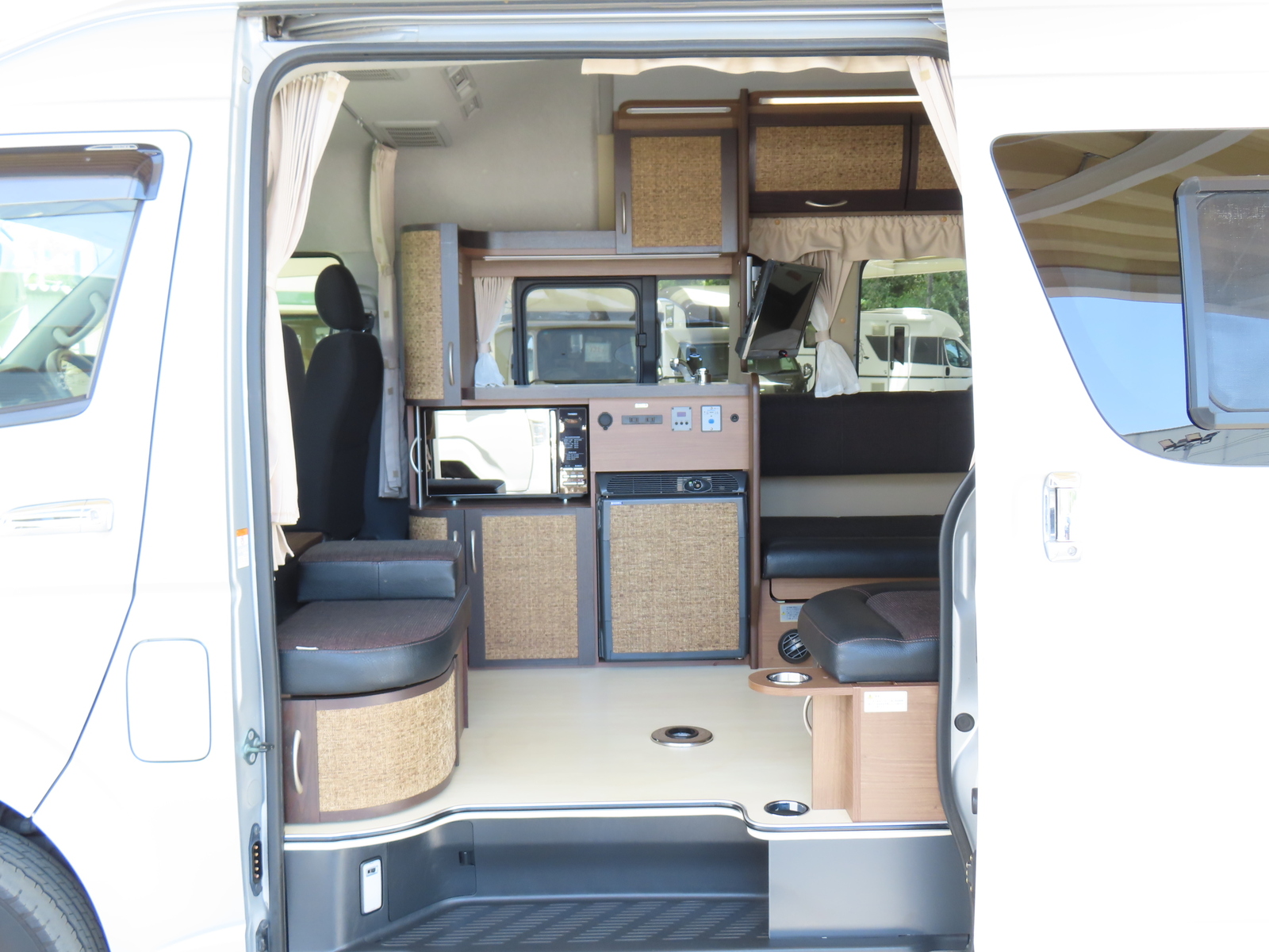 キャンピングカー バンコン ﾚｸﾋﾞｨ ﾊｲｴｰｽﾌﾟﾗｽ 4WD　FFﾋｰﾀｰ