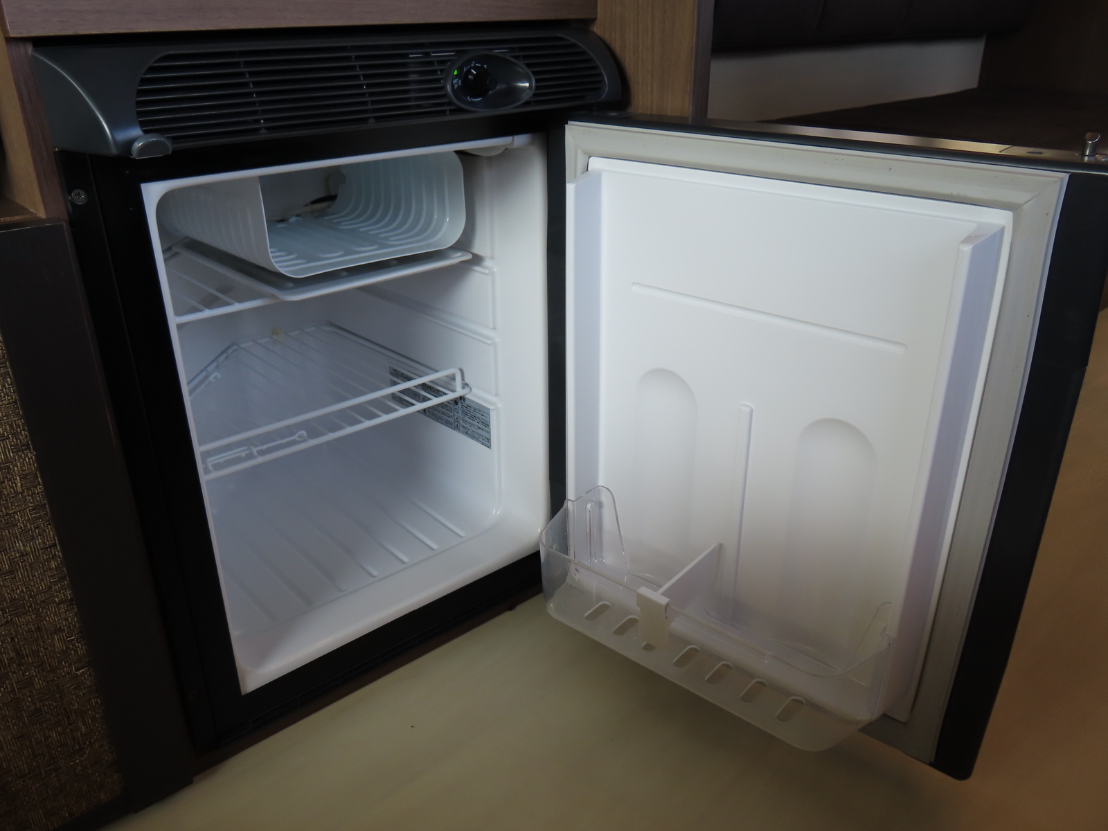 キャンピングカー バンコン ﾚｸﾋﾞｨ ﾊｲｴｰｽﾌﾟﾗｽ 4WD　FFﾋｰﾀｰ