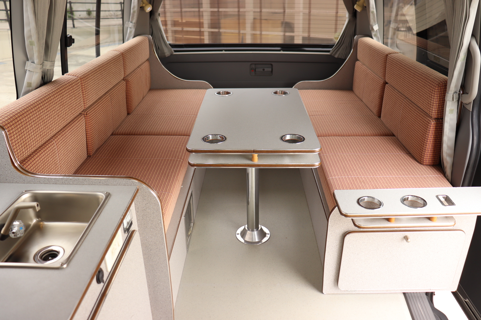 キャンピングカー バンコン ﾊｲｴｰｽかｰいんてりあ高橋 ﾘﾗｯｸｽﾜｺﾞﾝ