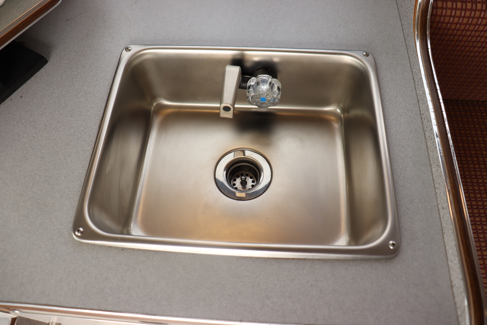 キャンピングカー バンコン ﾊｲｴｰｽかｰいんてりあ高橋 ﾘﾗｯｸｽﾜｺﾞﾝ