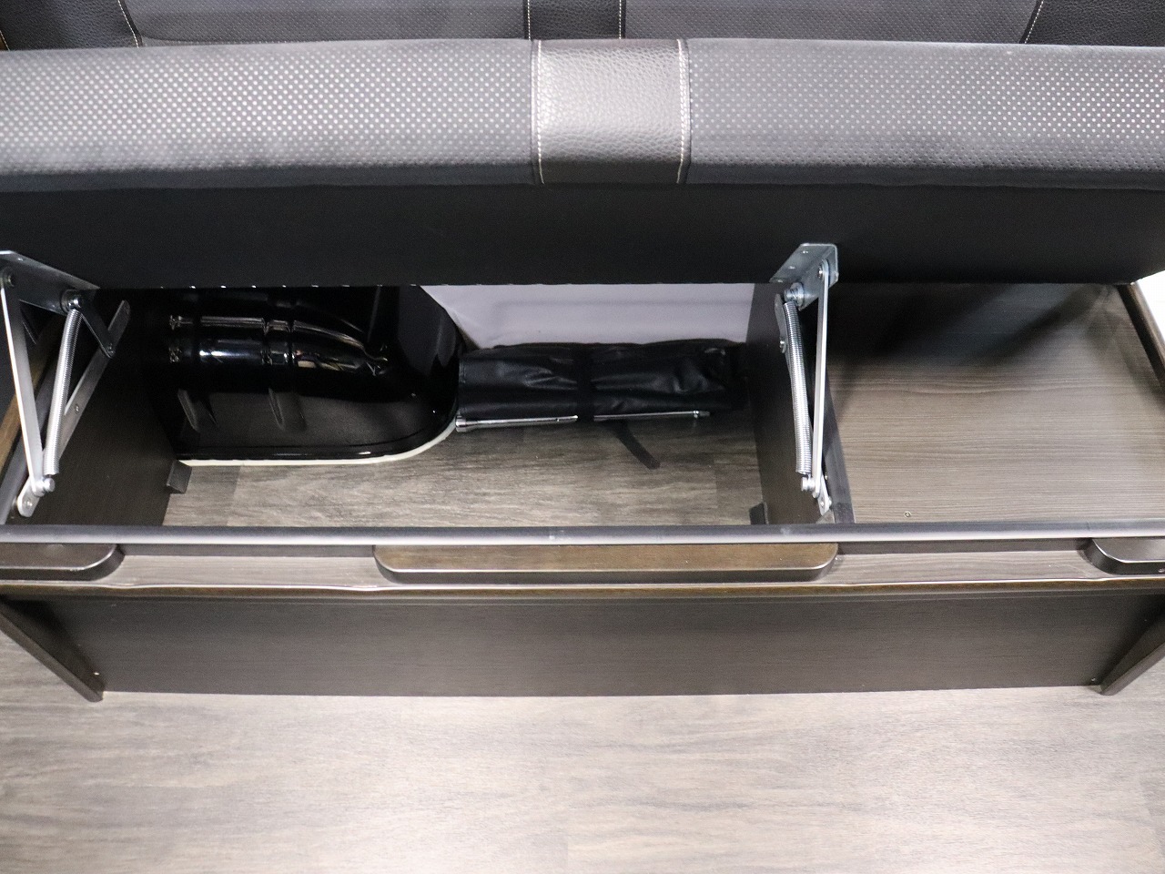 キャンピングカー バンコン ﾊｲｴｰｽ ﾄﾞﾘｰﾑｴｰﾃｨ ｳｫｰｸ ﾀｲﾌﾟA 4WD