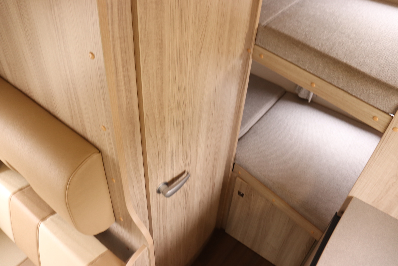 キャンピングカー キャブコン ｶﾑﾛｰﾄﾞ ﾅｯﾂRVｸﾚｿﾝｼﾞｬｰﾆｰ ｴﾎﾞﾗｲﾄ