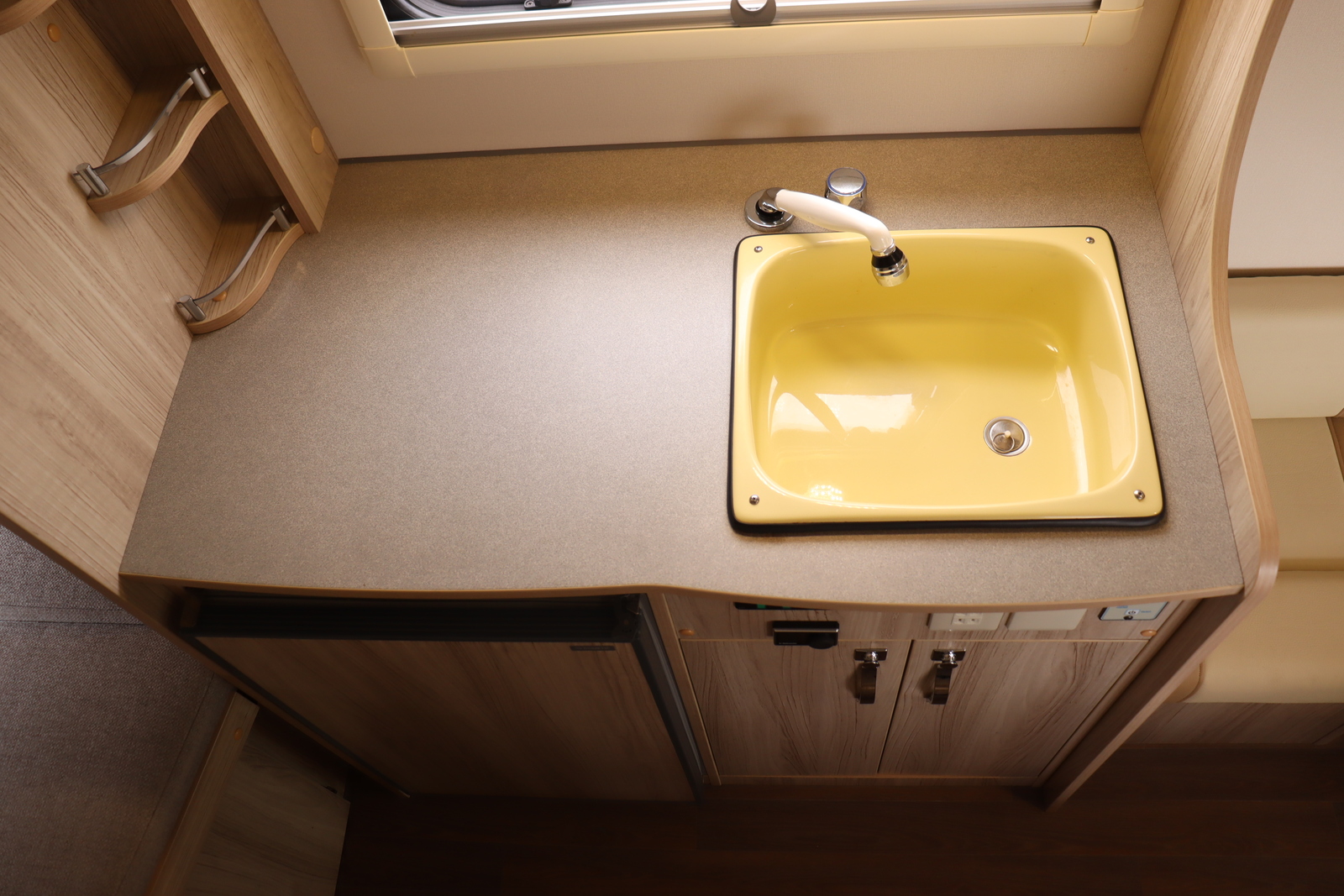 キャンピングカー キャブコン ｶﾑﾛｰﾄﾞ ﾅｯﾂRVｸﾚｿﾝｼﾞｬｰﾆｰ ｴﾎﾞﾗｲﾄ