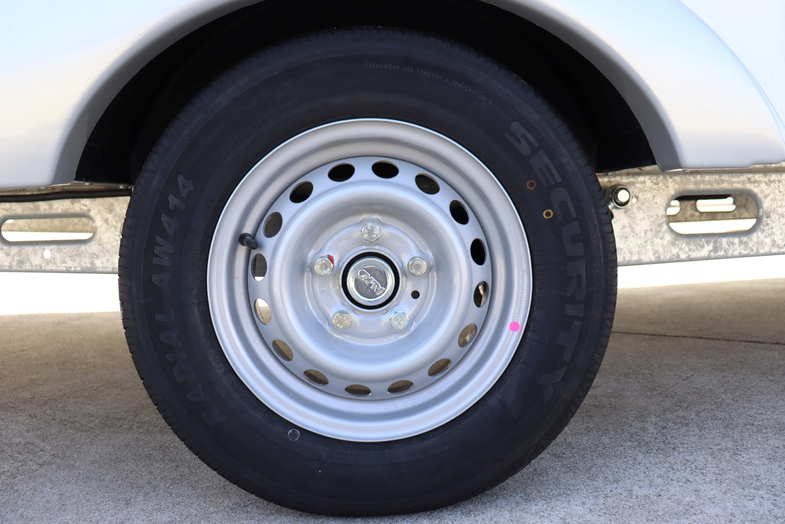 キャンピングカー トレーラー ｱｸﾛｽｶｰ ｻﾌｧﾘ430DD 新車即納 けん引不要
