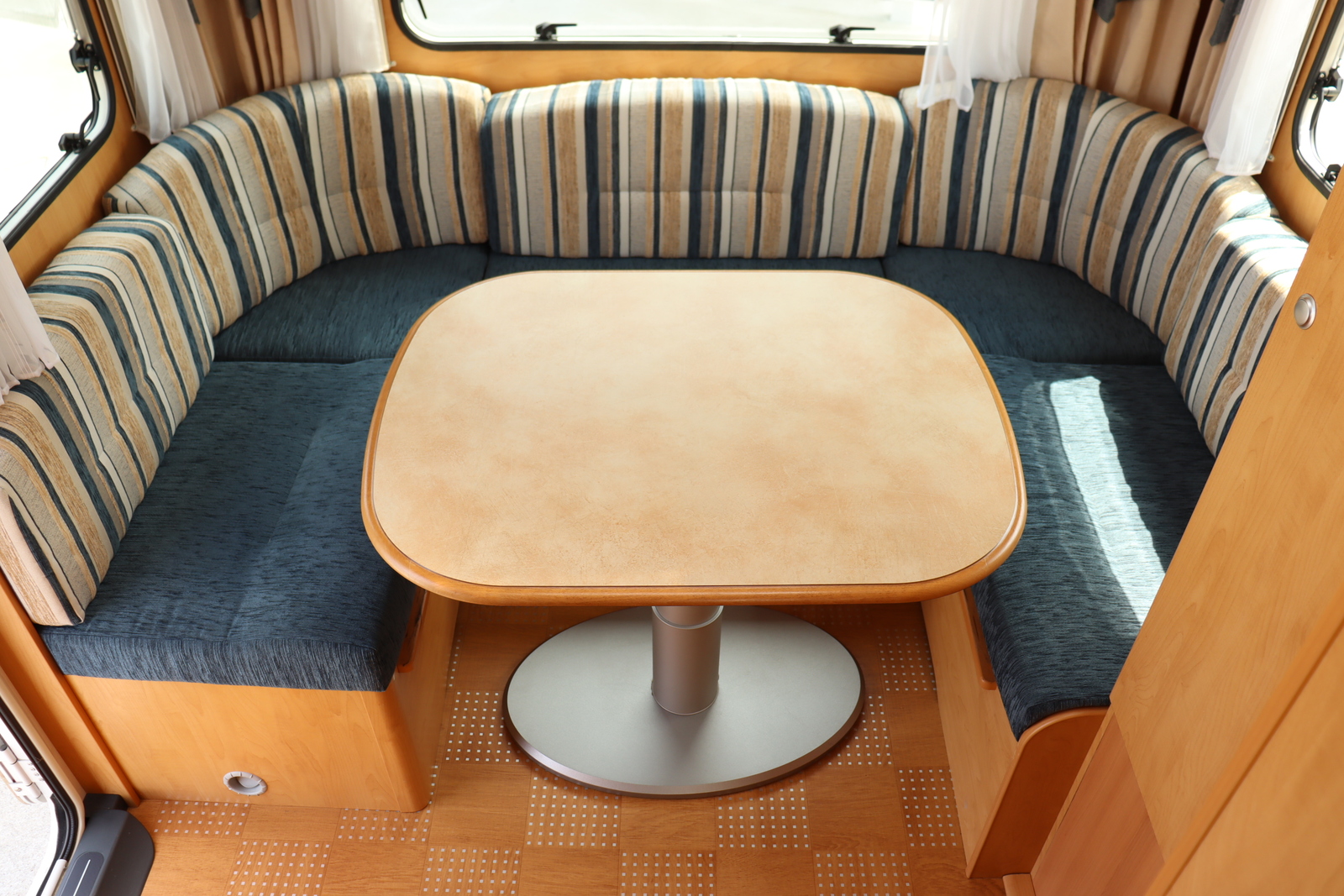 キャンピングカー トレーラー ﾄﾘｶﾞﾉ ｱﾝﾋﾞｴﾝｽｽﾀｲﾙ450U 家庭用ｴｱｺﾝ