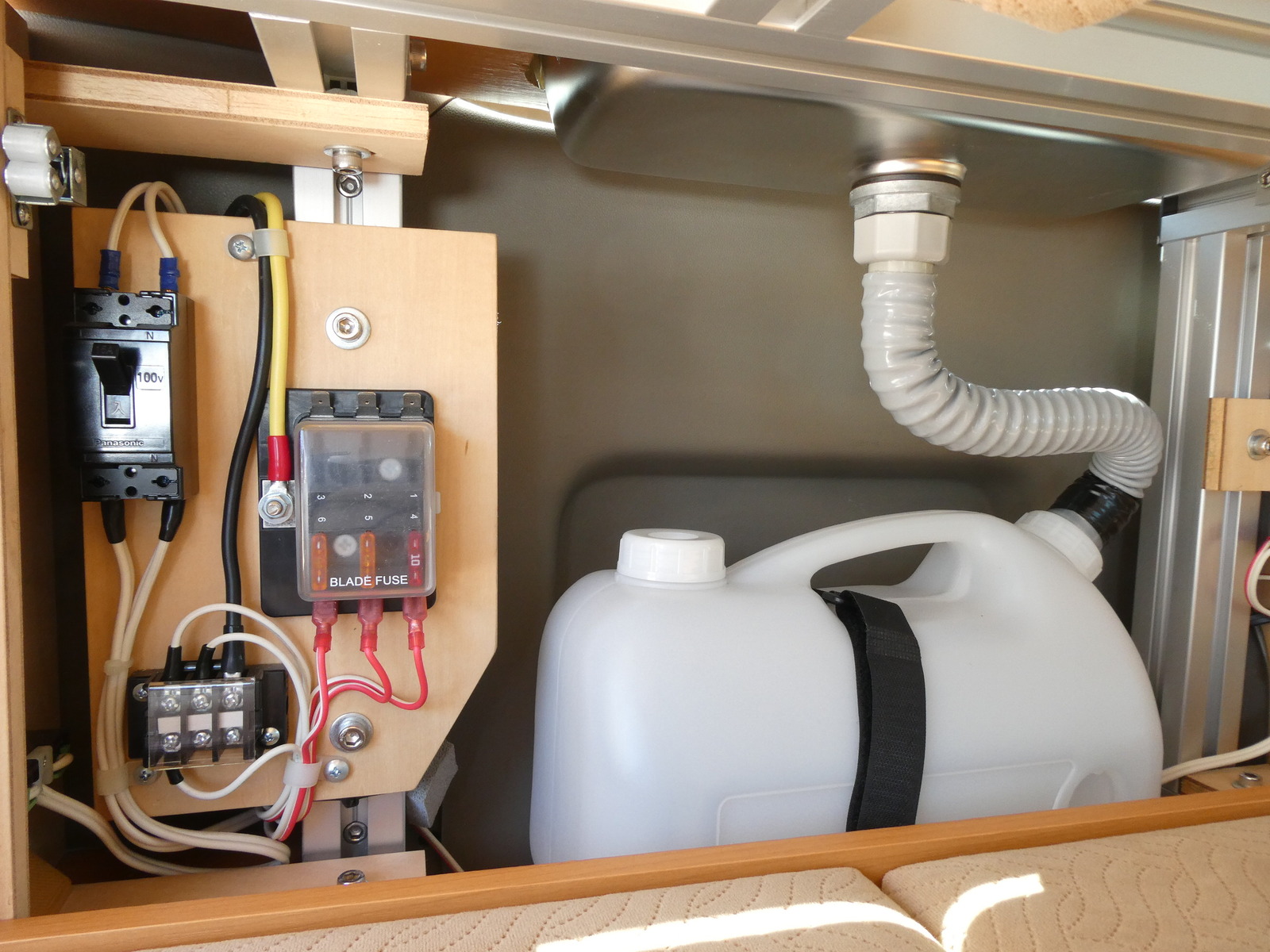 キャンピングカー 軽キャンパー ｶｽﾀﾑﾀｰﾎﾞRS　ﾗｸﾈﾙ　ｻﾌﾞﾊﾞｯﾃﾘｰ　4連換気ﾌｧﾝ