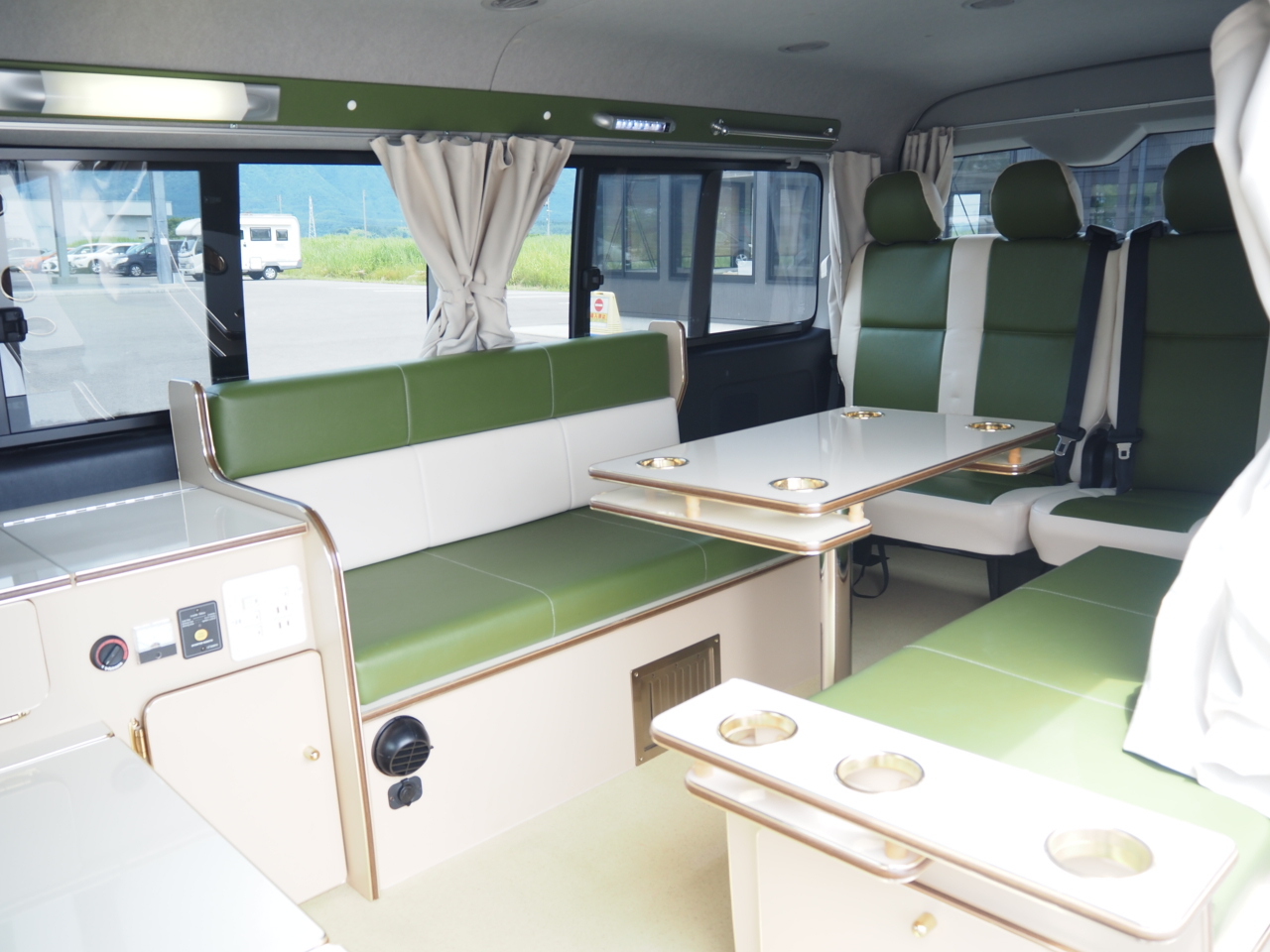 キャンピングカー バンコン ﾊｲｴｰｽ かｰいんてりあ高橋 ﾘﾗｯｸｽﾜｺﾞﾝ