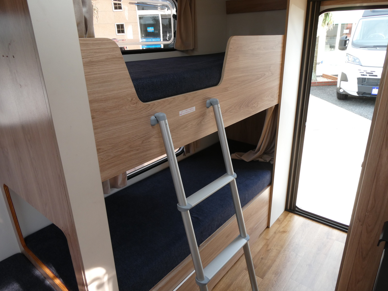 キャンピングカー トレーラー ﾆﾜﾄﾞｰ製　ｲﾝﾃﾞｨｱﾅ300SF　Vﾊﾟｯｹｰｼﾞ