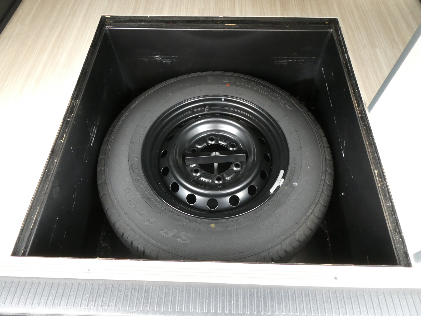 キャンピングカー バンコン ﾘﾝｴｲ　ﾊﾞｶﾝﾁｪｽﾘｯﾂ　4WD　FFﾋｰﾀｰ