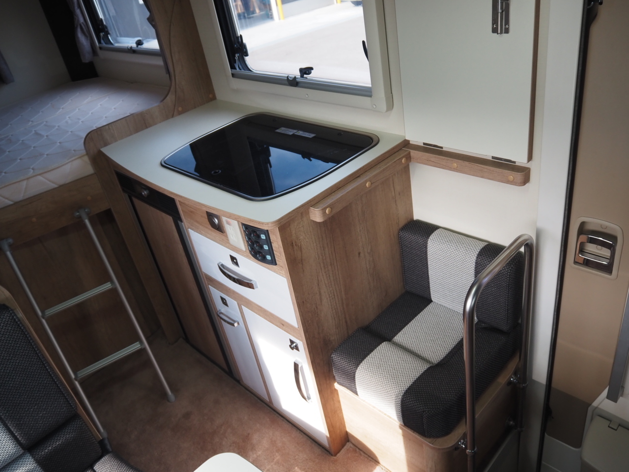 キャンピングカー キャブコン ｶﾑﾛｰﾄﾞﾅｯﾂRV ｸﾚｱﾊｲﾊﾟｰｴﾎﾞ5.3X4WD