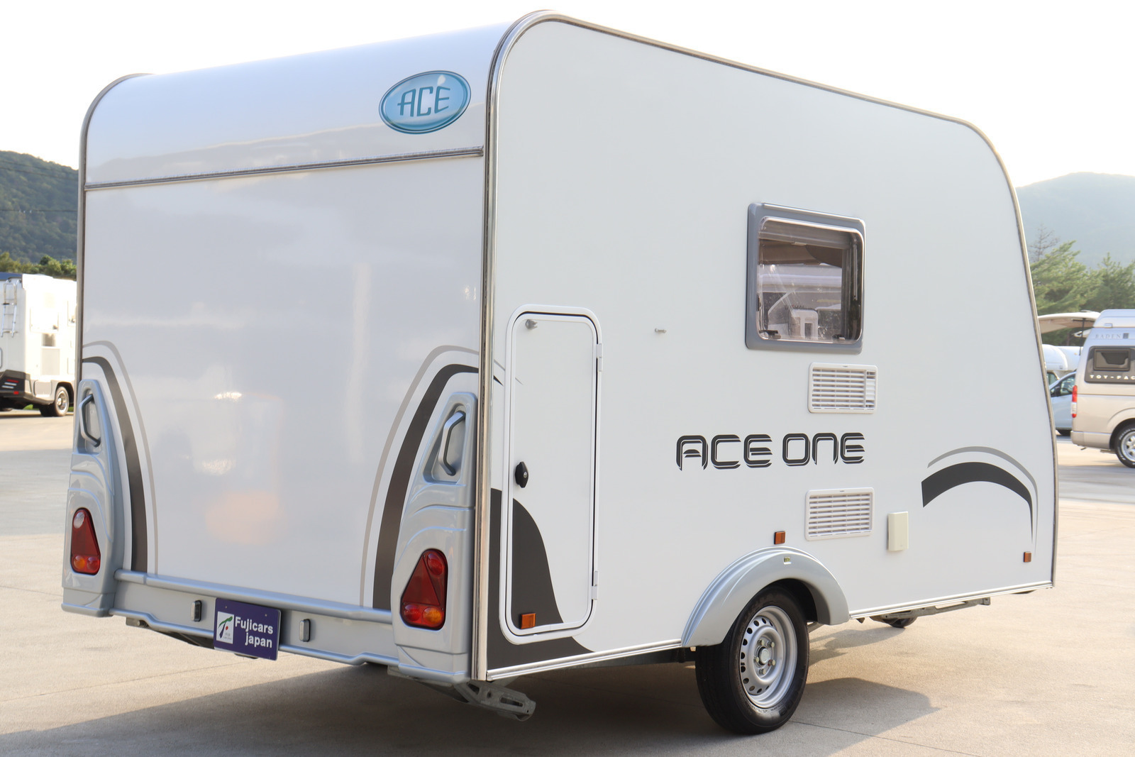 キャンピングカー トレーラー ｴｰｽｷｬﾗﾊﾞﾝｴｰｽ330DL FF暖房 家庭用ｴｱｺﾝ