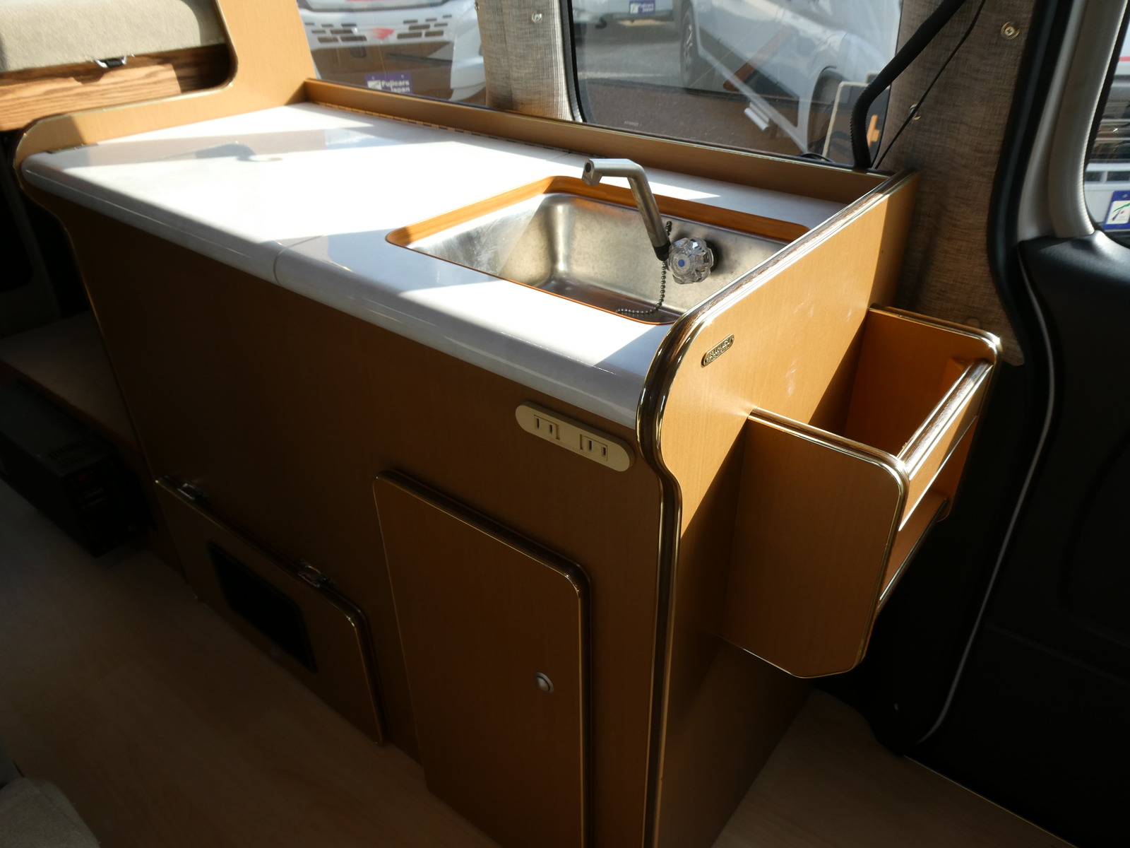 キャンピングカー バンコン ﾘﾝｴｲ　ﾊﾞｶﾝﾁｪｽ　DC冷蔵庫　1500Wｲﾝﾊﾞｰﾀｰ
