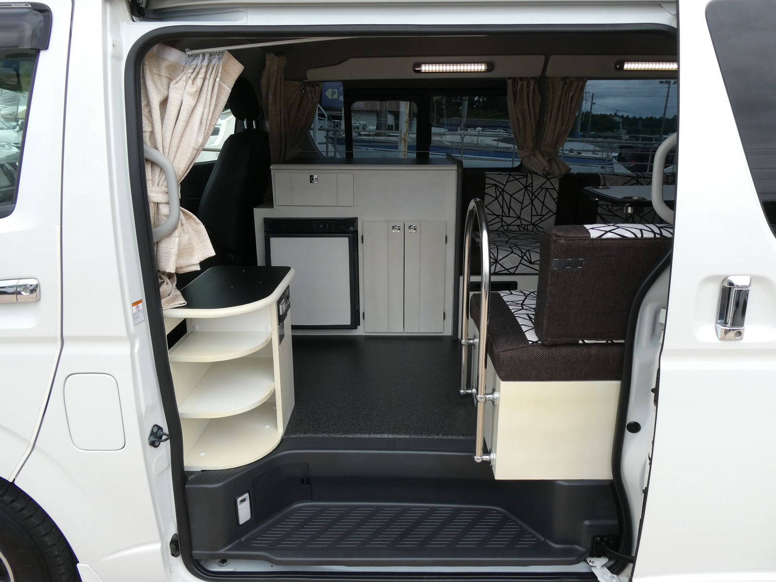 キャンピングカー バンコン ﾅｯﾂRV　ﾄﾗｲｱﾙ　ﾀｲﾌﾟC　FFﾋｰﾀｰ　DC冷蔵庫